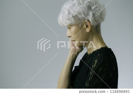 沮喪的灰髮高級婦女 沮喪的灰髮高級婦女 118898891