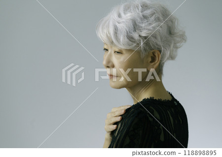 沮喪的灰髮高級婦女 118898895