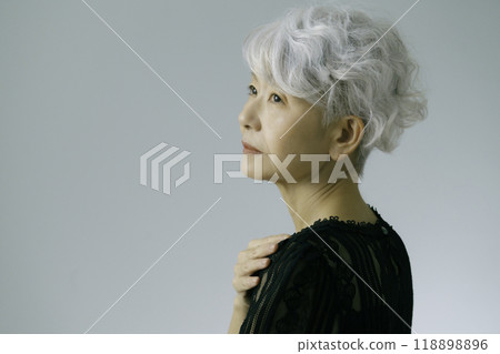 沮喪的灰髮高級婦女 沮喪的灰髮高級婦女 118898896