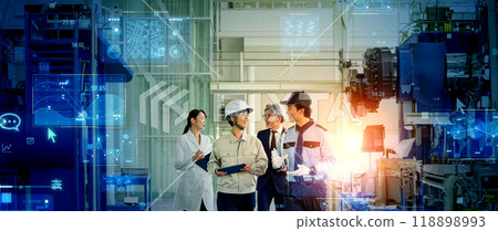 各種職業的人走過工廠和數位科技 — 橫幅和廣告的水平視覺 各種職業的人走過工廠和數位科技 — 橫幅和廣告的水平視覺 118898993