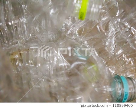 塑膠瓶破碎後裝入袋中進行垃圾收集 塑膠瓶破碎後裝入袋中進行垃圾收集 118899400