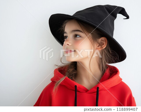 Woman wearing a Halloween hat 118899407