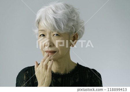 灰髮老婦把手放在牙齦上 118899413