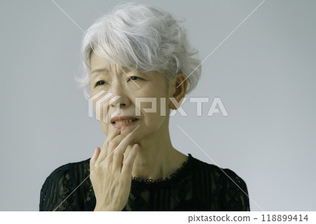 灰髮老婦把手放在牙齦上 118899414