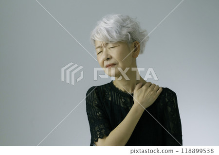 灰髮老婦把手放在肩膀上，肩膀僵硬 118899538