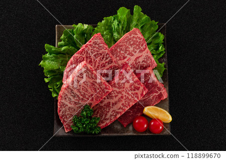 國產黑毛牛桃牛排盤俯視圖 118899670