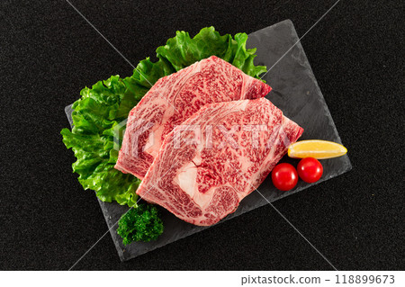 Japanese black beef loin steak, two plates, bird's-eye view 118899673