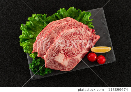 國產黑毛牛裡肌牛排3塊盤俯視圖 118899674