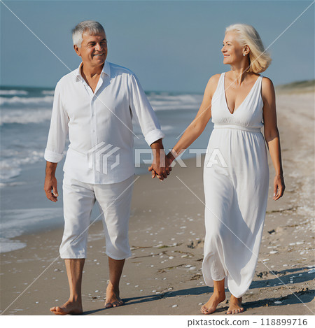 成熟的夫婦手牽手沿著海灘散步 成熟的夫婦手牽手沿著海灘散步 118899716