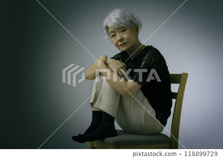 灰髮老婦摀著肚子,肩膀僵硬 灰髮老婦摀著肚子,肩膀僵硬 118899729