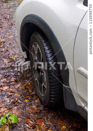 配備全季節輪胎的四輪驅動車輛，即使在下雨天和泥濘的道路上也能安全行駛。 118899750