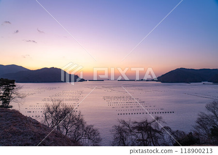 [Port material] Sunrise at Ofunato Bay [Iwate Prefecture] 118900213