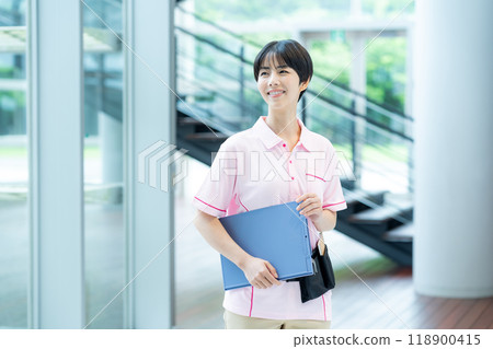 在醫院工作的護理人員 118900415