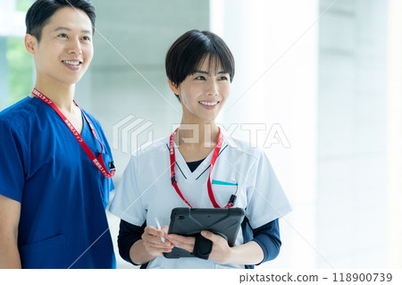 Medical staff working in the hospital 118900739