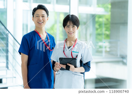Medical staff working in the hospital 118900740
