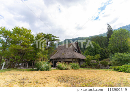 [World Heritage] Shirakawa-go in early autumn with ripe rice [Gifu Prefecture] 118900849