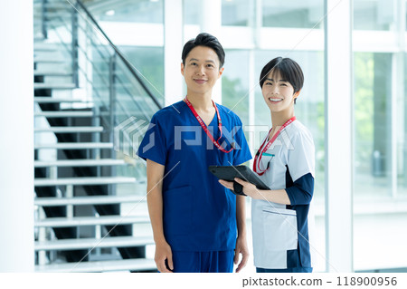 Medical staff working in the hospital 118900956