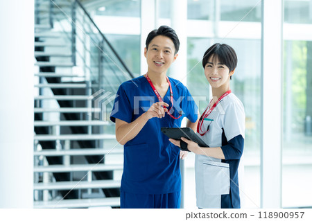 Medical staff working in the hospital 118900957
