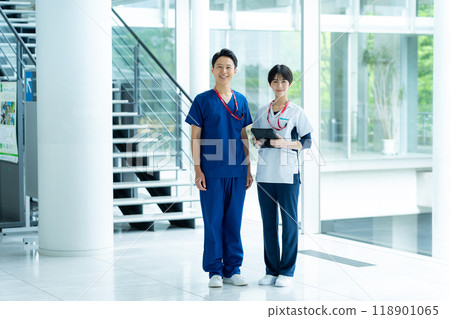 在醫院工作的醫務人員 118901065
