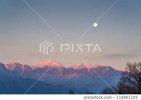[Moon material] Northern Alps and full moon at sunrise in winter [Nagano Prefecture] 118901105