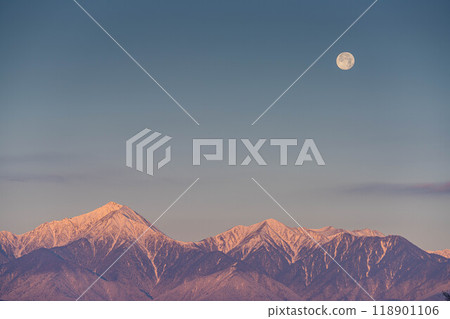 [Moon material] Northern Alps and full moon at sunrise in winter [Nagano Prefecture] 118901106