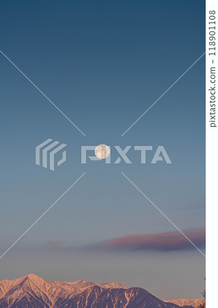 [月亮素材]北阿爾卑斯山和冬季日出時的滿月[長野縣] 118901108