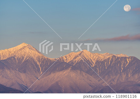[Moon material] Northern Alps and full moon at sunrise in winter [Nagano Prefecture] 118901116
