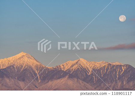 [月亮素材]北阿爾卑斯山和冬季日出時的滿月[長野縣] 118901117