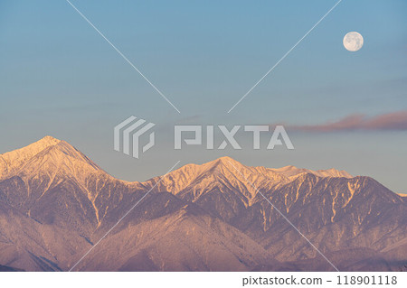 [月亮素材]北阿爾卑斯山和冬季日出時的滿月[長野縣] 118901118