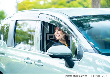 一個女人開車 一個女人開車去 118901205