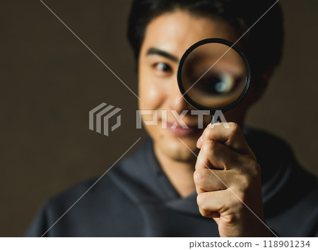 用放大鏡眼睛看起來更大 118901234