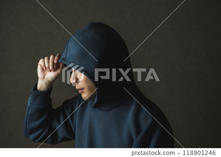 穿著派克大衣兜帽的男人 118901246