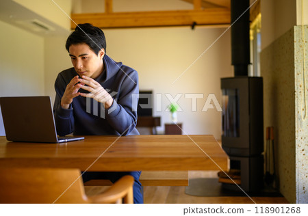 man working from home man working from home 118901268