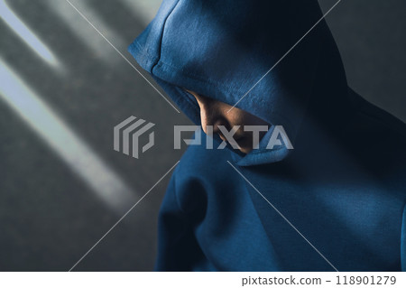 穿著派克大衣兜帽的男人 118901279