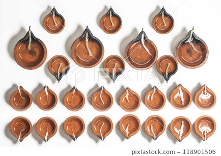 Traditional clay diyas are arranged for Diwali festival celebration. 118901506