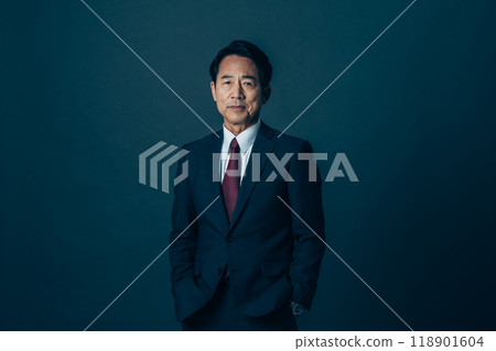 Executive middle-aged businessman 118901604