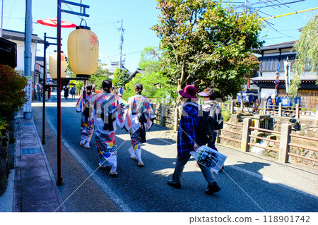 一個女孩去參加節日 一個女孩去參加節日 118901742