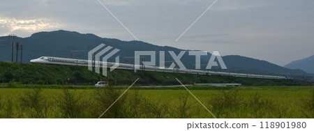 黃色新幹線穿過昭和鄉村 黃色新幹線穿過昭和鄉村 118901980