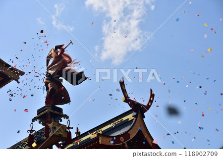 Takayama City, Gifu Prefecture - Spring Takayama Festival floats all lined up - Karakuri puppet dragon god float - Dragon god flying in anger, raising confetti 118902709