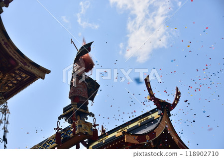 Takayama City, Gifu Prefecture - Spring Takayama Festival floats all lined up - Karakuri puppet dragon god float - Dragon god flying in anger, raising confetti 118902710