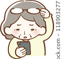 一位老年婦女因遠視而看不清智慧型手機的插圖 118903277