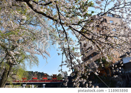 日本岐阜縣高山市，春季高山節，櫻花盛開，中橋上的小吃攤，美麗的新綠，藍天和宮川 118903898