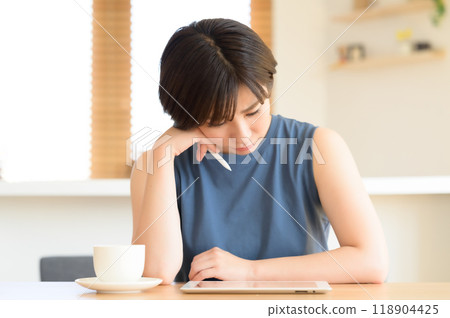 一位女士手持觸控筆操作平板電腦設備 一位女士手持觸控筆操作平板電腦設備 118904425