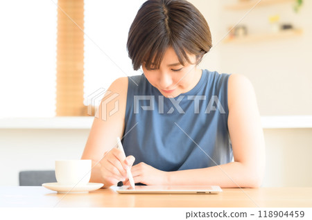 一位女士手持觸控筆操作平板電腦設備 118904459