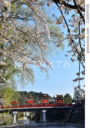 日本岐阜縣高山市,春季高山節,櫻花盛開,中橋上的小吃攤,美麗的新綠,藍天和宮川 日本岐阜縣高山市,春季高山節,櫻花盛開,中橋上的小吃攤,美麗的新綠,藍天和宮川 118904508