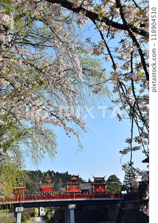 日本岐阜縣高山市,春季高山節,櫻花盛開,中橋上的小吃攤,美麗的新綠,藍天和宮川 日本岐阜縣高山市,春季高山節,櫻花盛開,中橋上的小吃攤,美麗的新綠,藍天和宮川 118904510