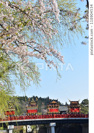 日本岐阜縣高山市，春季高山節，櫻花盛開，中橋上的小吃攤，美麗的新綠，藍天和宮川 118904534