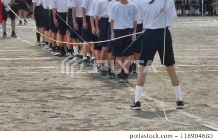 Let's all jump on the rope together 118904680