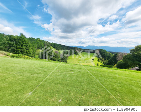 Park where fresh green and blue sky spread 118904903