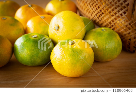 堆非常早期的柑橘,薩摩柑橘,柑橘 堆非常早期的柑橘,薩摩柑橘,柑橘 118905403